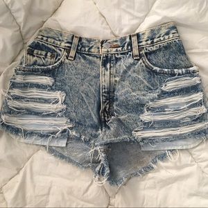 ♦️SUNDAY 1DAY SALE♦️distressed Levi's cutoffs