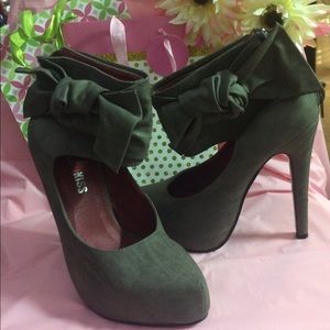 Heels with wide ankle bow strap