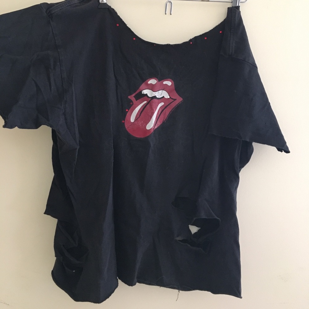 Riley Rolling Stone off shoulder cutout tee!