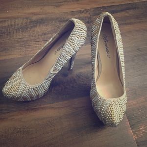 Breckell's tan; dazzled with gold & silver