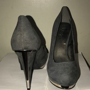 Grey women's suede pump w Metallic Detail