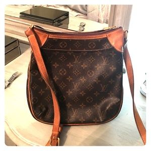 Authentic Louis Vuitton cross body good condition