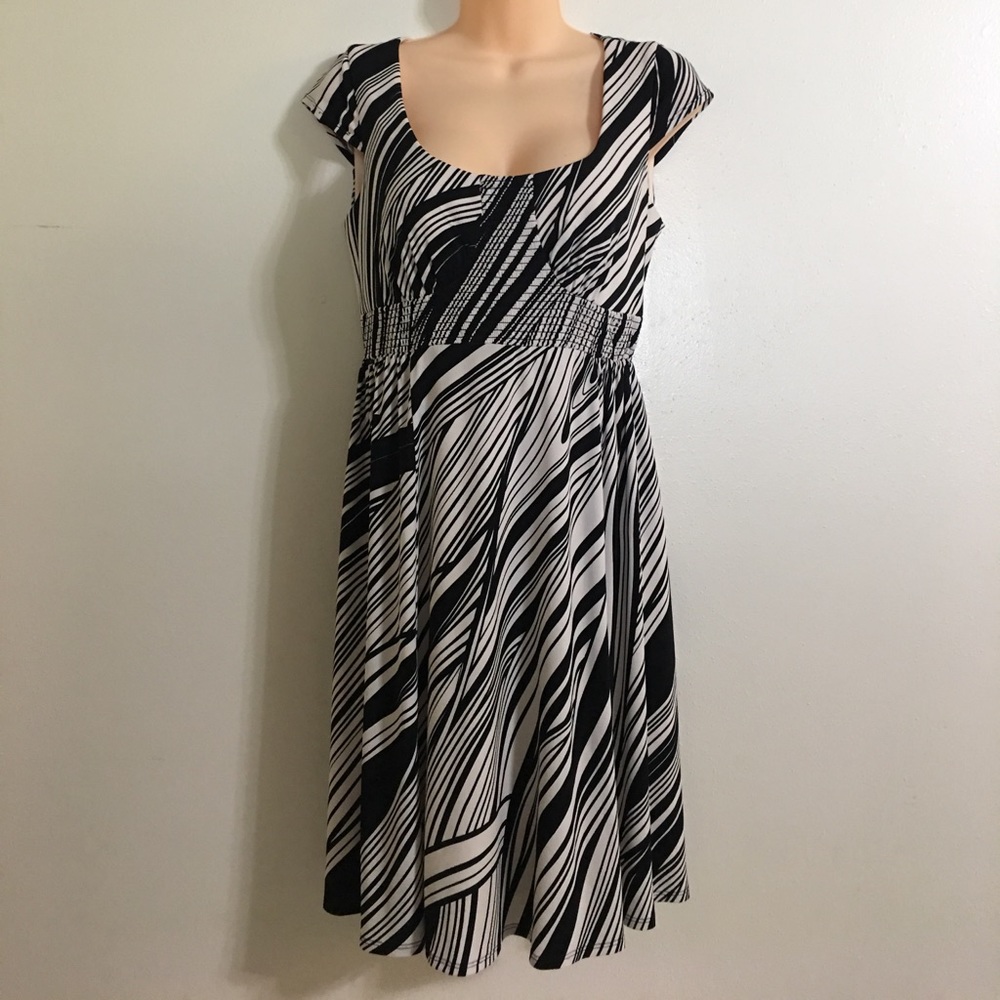 LAUNDRY  sexy retro style dress w/ elastic waist💋