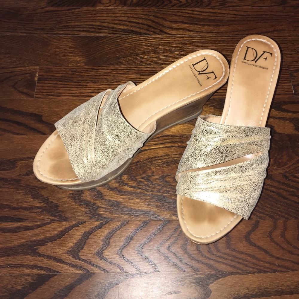 Gorgeous DVF wedge shoes gold  heel 4" front2"