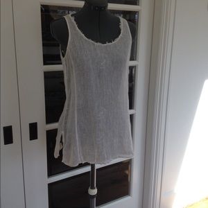 Italian linen Eileen Fisher top with finished edge