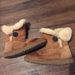 Ugg Short Bailey Button