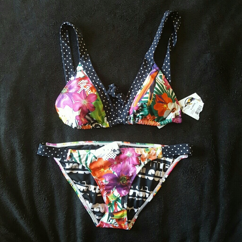 🛑Volcom🛑bikini. Cute halter triangle style.