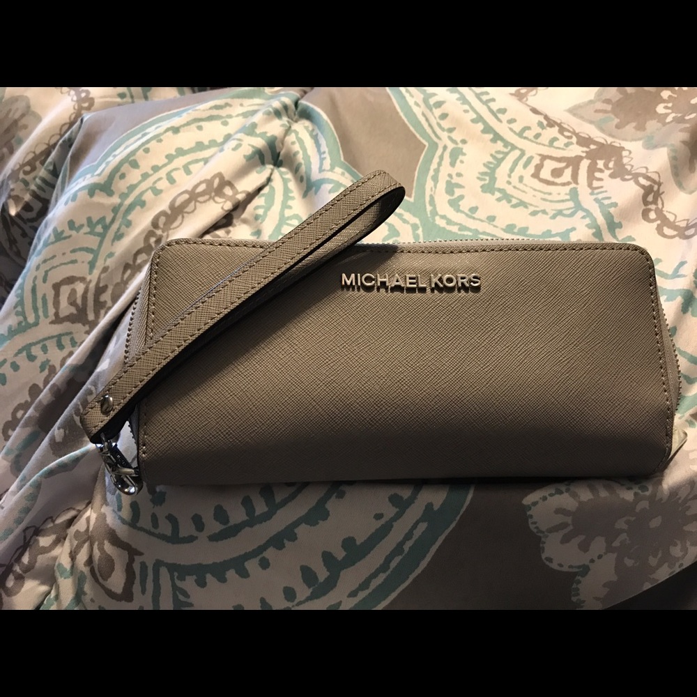 💜💜SOLDMichael Kors Mercier Wallet 💜💜💜