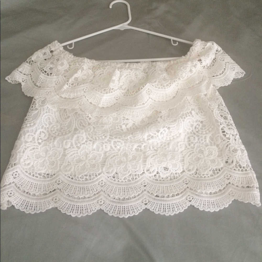 🌸 super cute off shoulder crop top 🌺