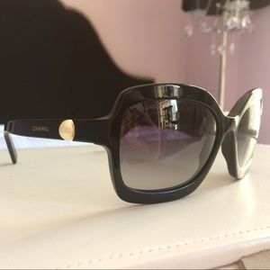 CHANEL sunglasses- très chic!