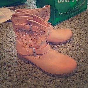 Brown/ tan ankle boots