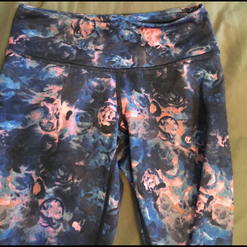 LuLu Lemon size 4 workout pants
