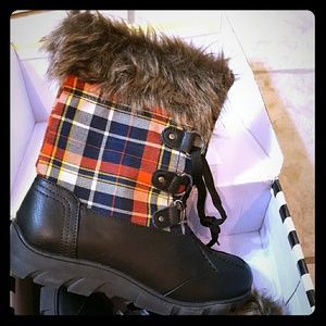 Super cute Plaid top winter boots.