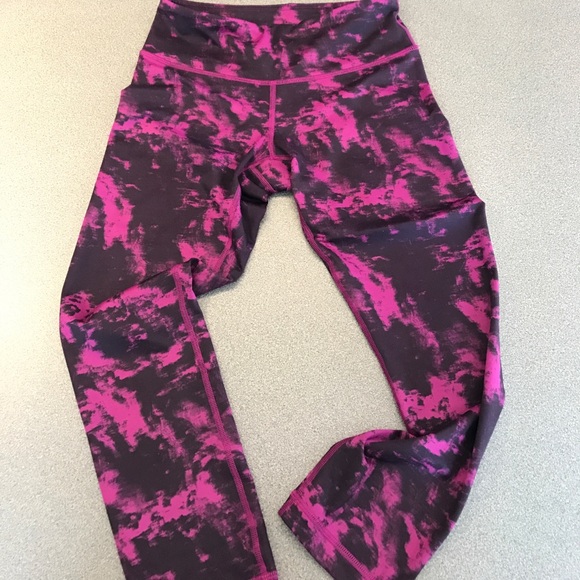 lululemon athletica Pants - Lululemon Wunder Under Crop size 4.