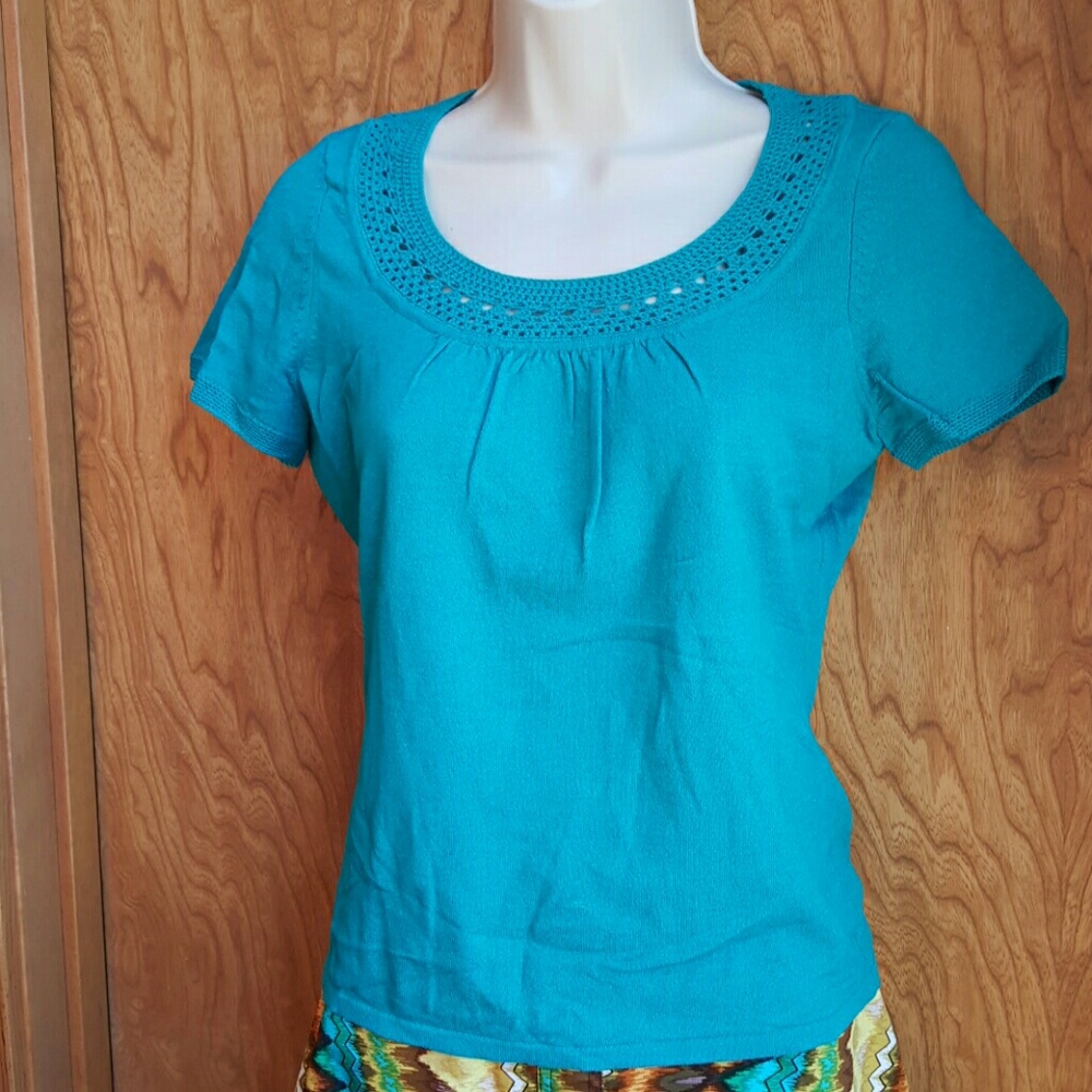 Short sleeve sweater.