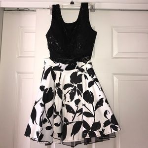 Adorable two-piece dress with sequins and flowers