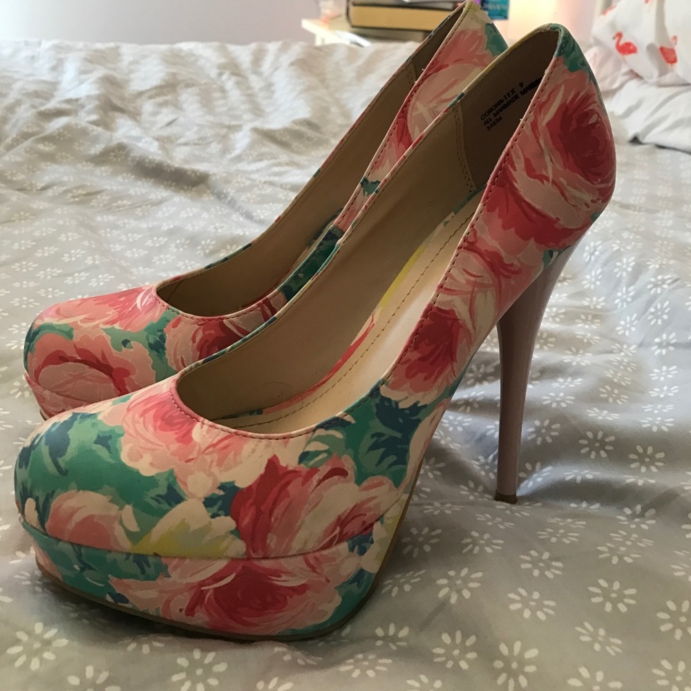 Adorable floral heels!!