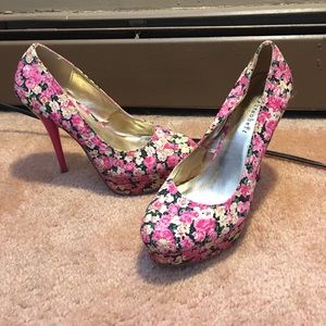 Size 8 floral pumps 🌺🌸