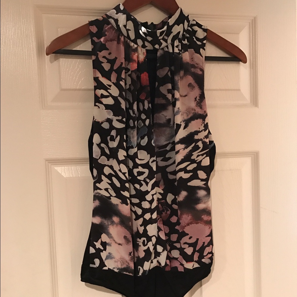 Bebé top , it snaps in the crotch area, bodysuit