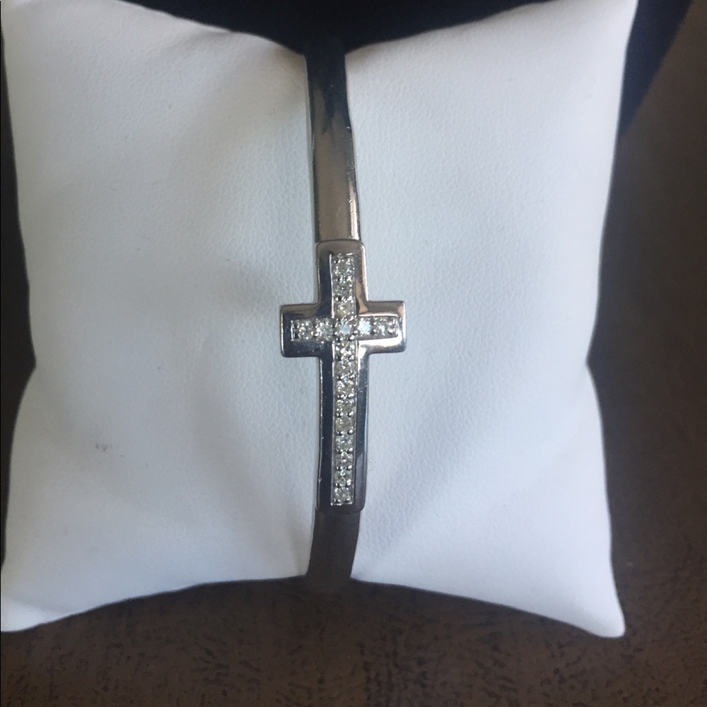 Sterling silver/moissanite hinged bangle w/cross