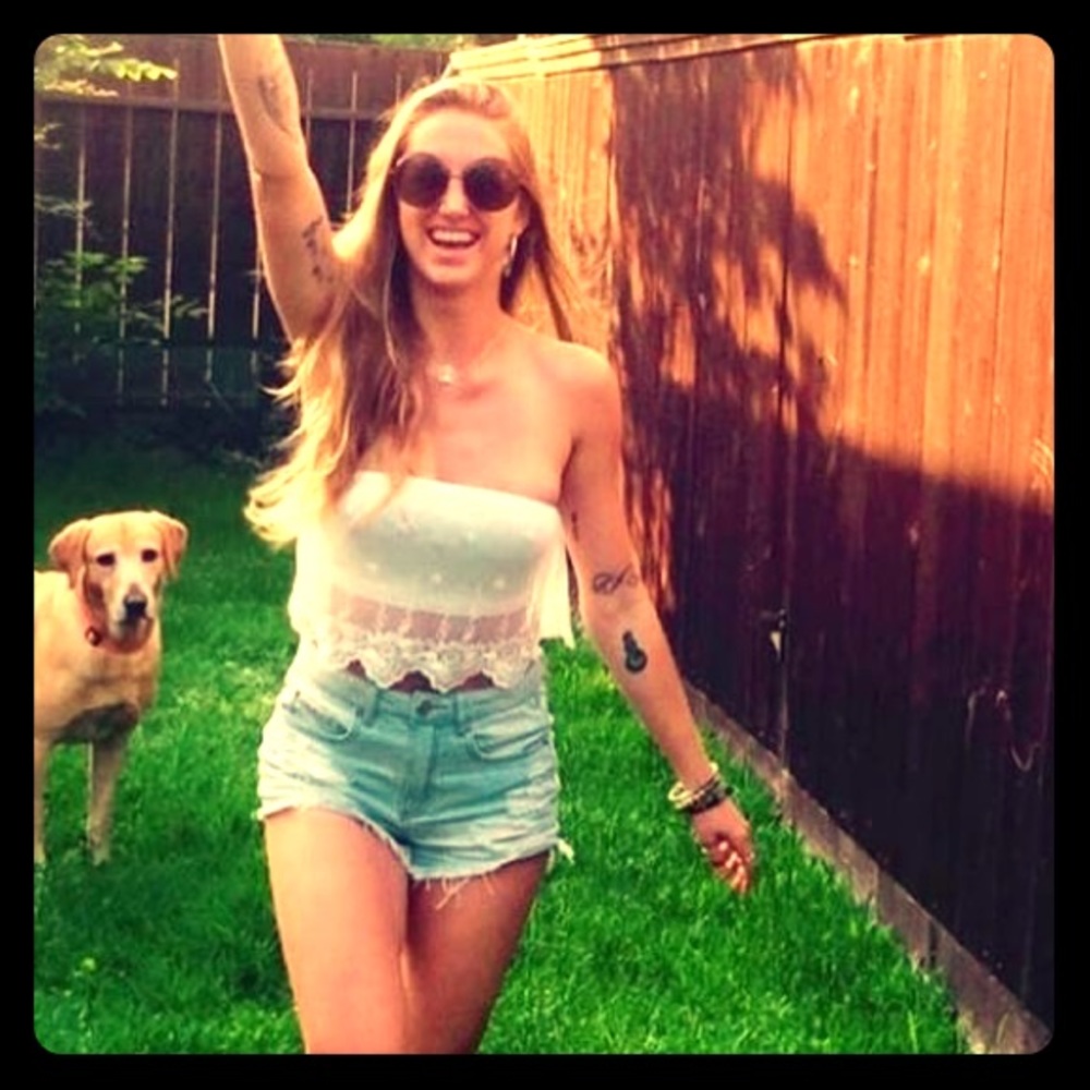 Adorable crop top white perfect condition. Size s