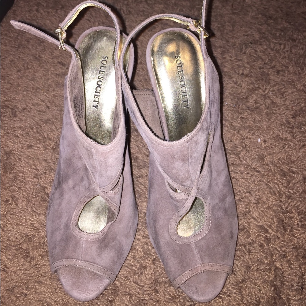 Heels - Picture 2 of 4