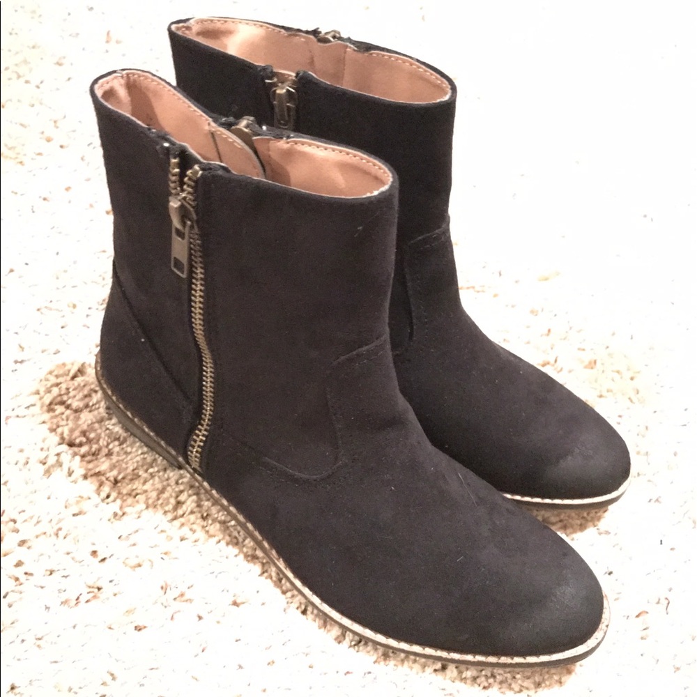 American Eagle black suede booties