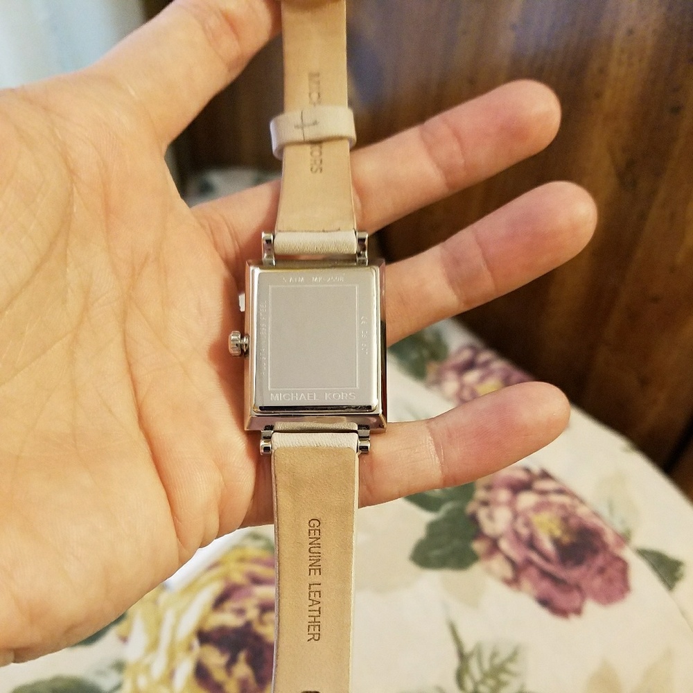 💥SOLD💥 MK slim watch, almost new. - Picture 4 of 5
