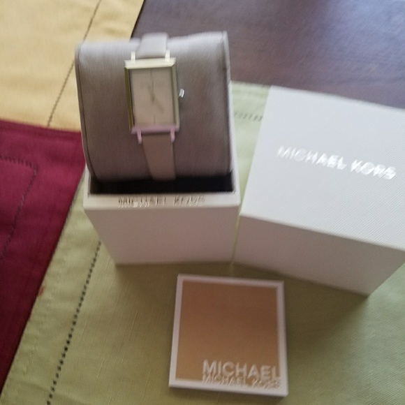 💥SOLD💥 MK slim watch, almost new. - Picture 2 of 5