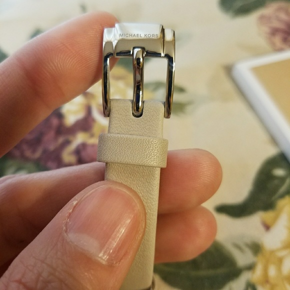 💥SOLD💥 MK slim watch, almost new. - Picture 5 of 5