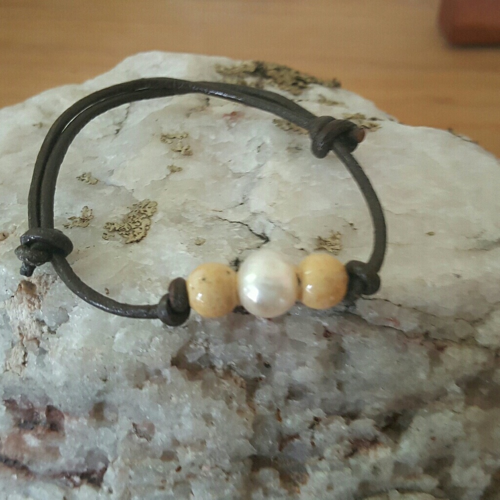 River stone and pearl bracelet