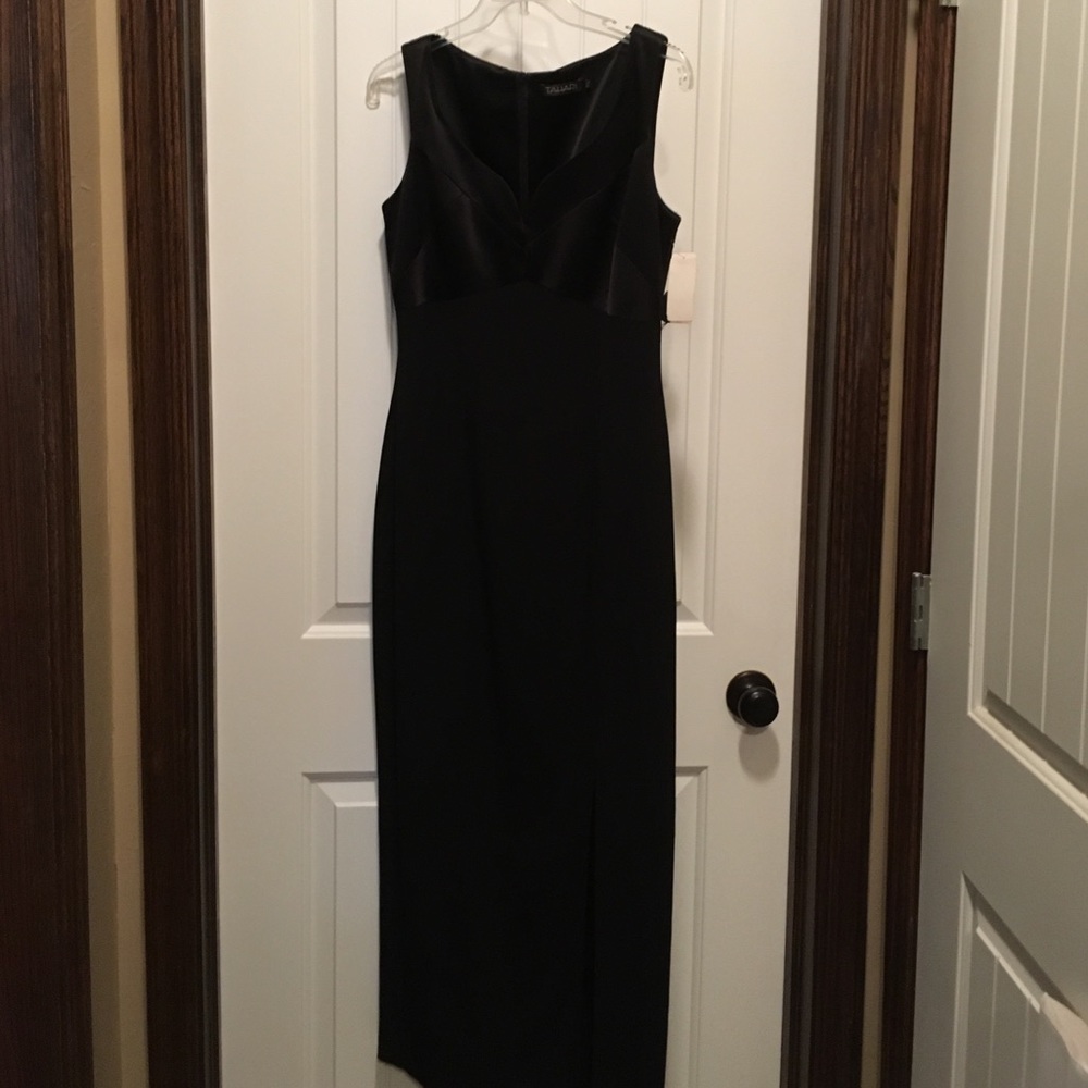 TAHARI 3/4 length gown size 8.  Gorgeous neckline