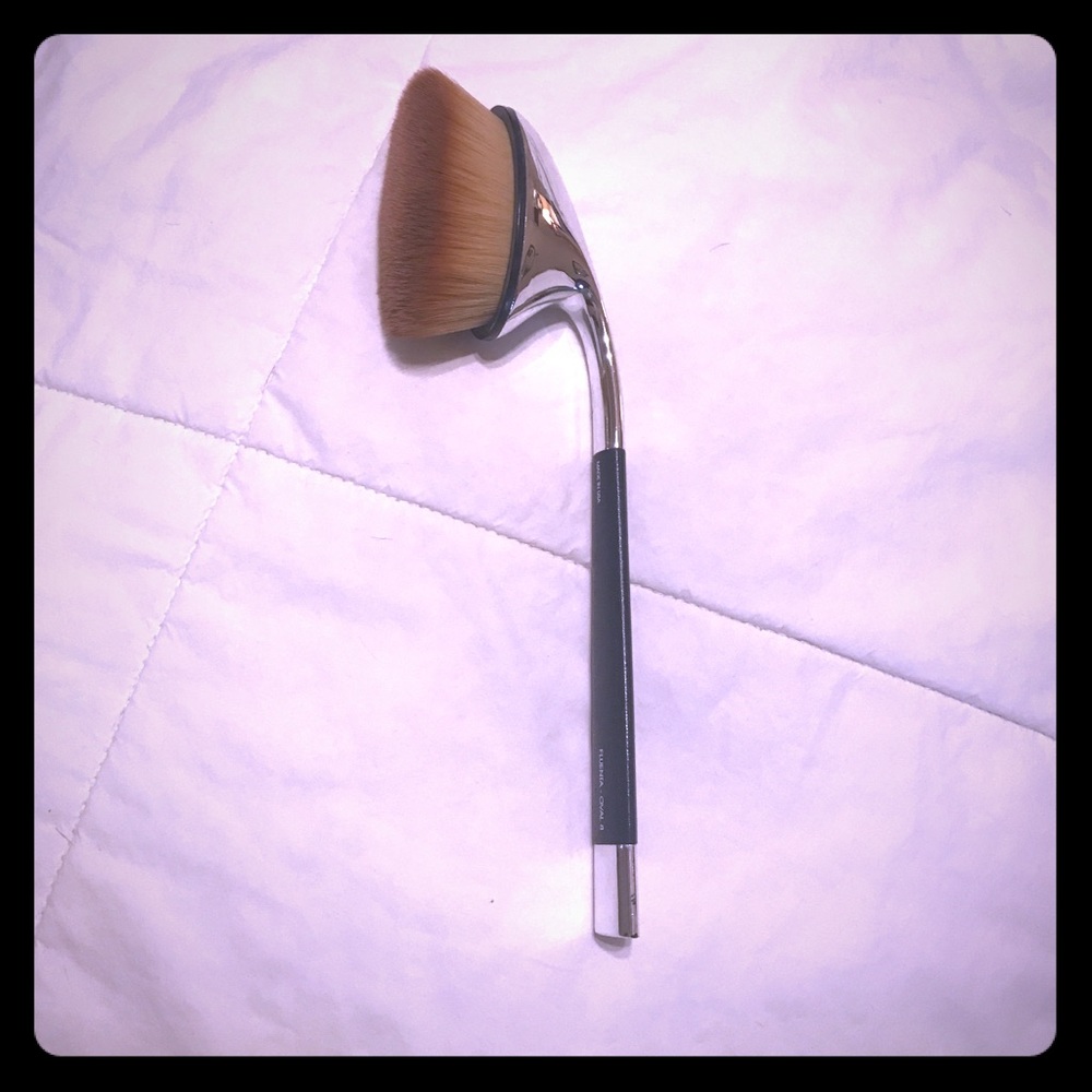 Artis oval 8 foundation brush