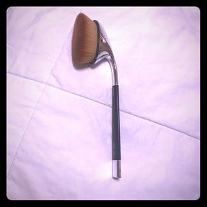 Artis oval 8 foundation brush