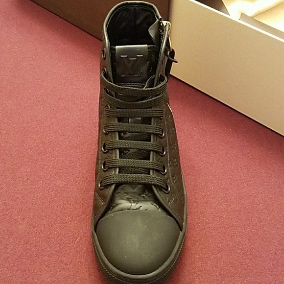 Louis Vuitton - Picture 2 of 6