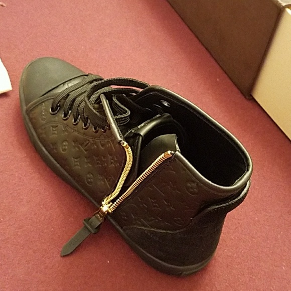 Louis Vuitton - Picture 6 of 6