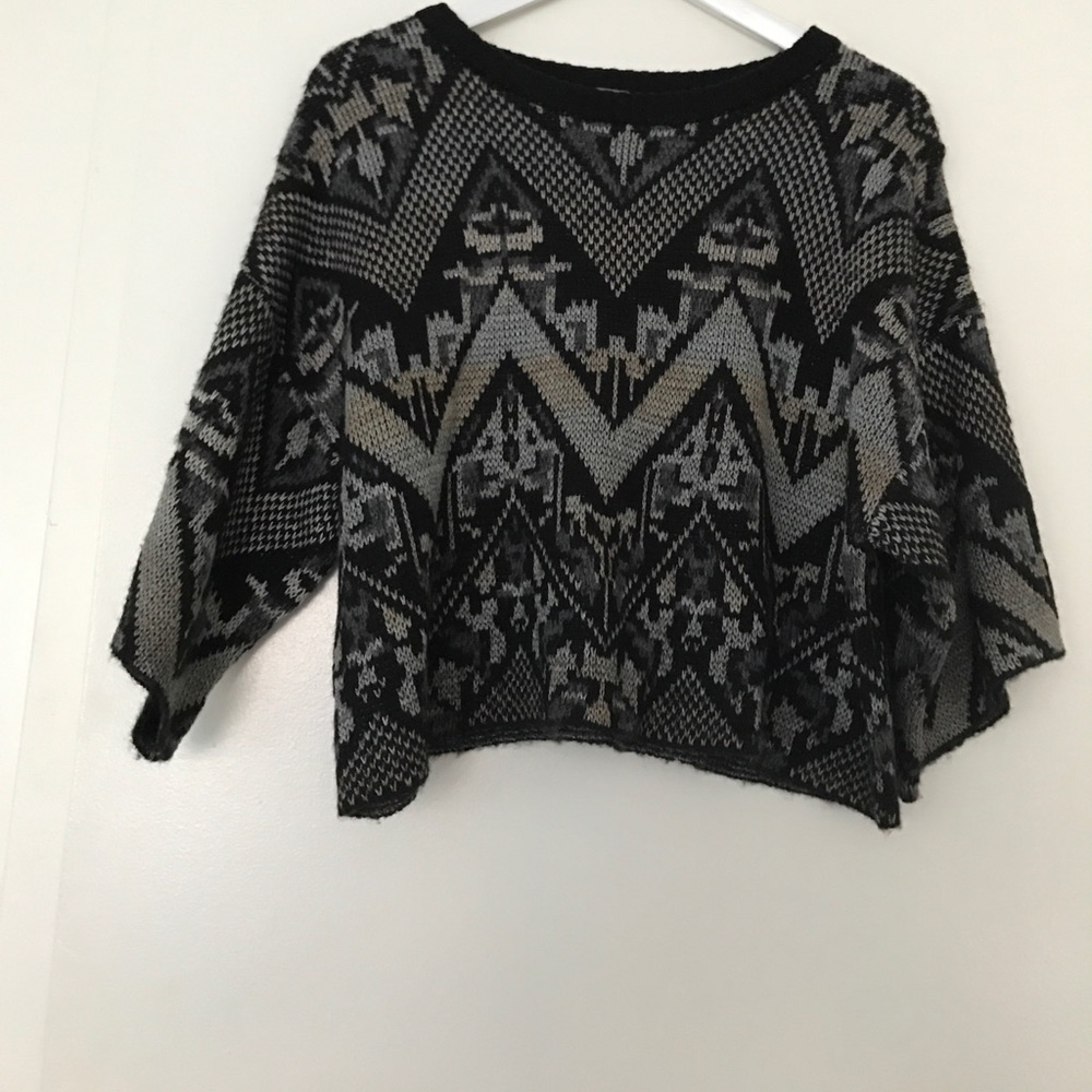 Cropped sweater with wide sleeves