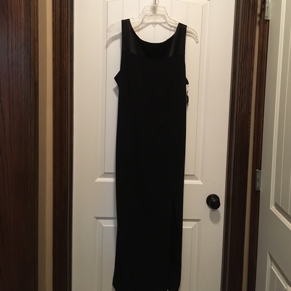 TAHARI 3/4 length gown size 8. Beautiful.  NWT