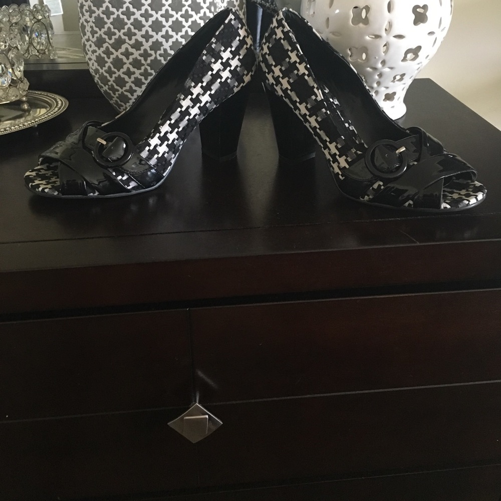 Black/white shoes