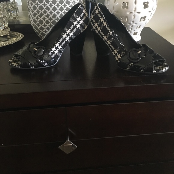Black/white shoes - Picture 1 of 1