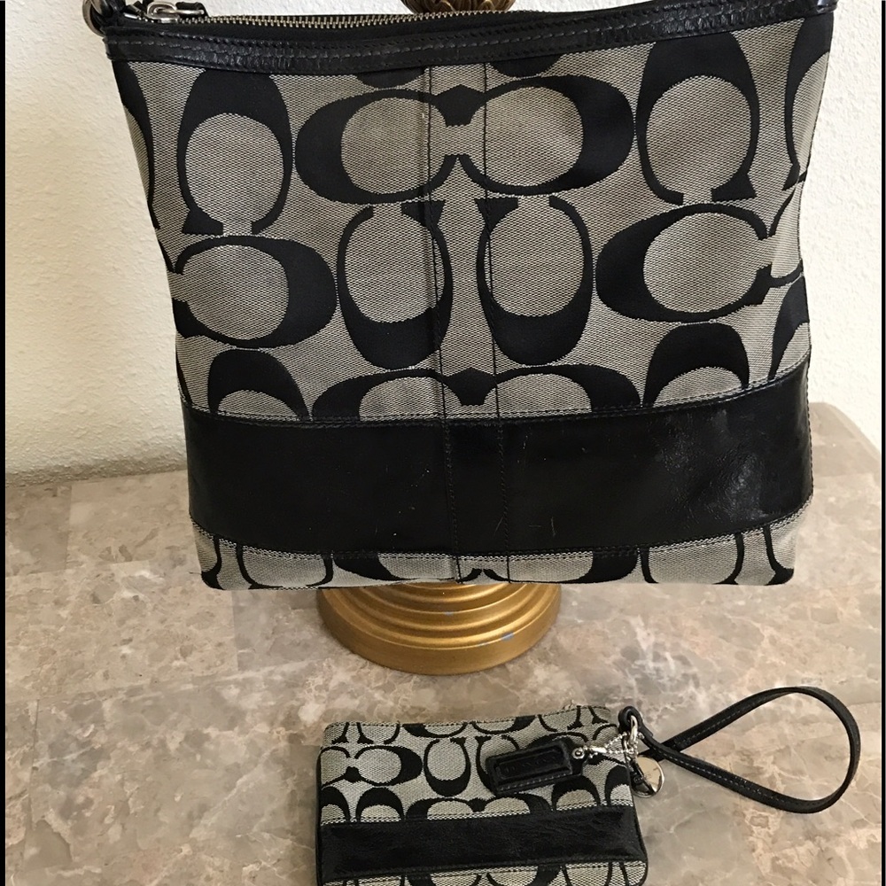 ❌SOLD❌ Coach purse with free wristlet.