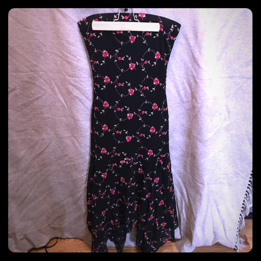 Black Sleeveless Dress With Rose Embroidery