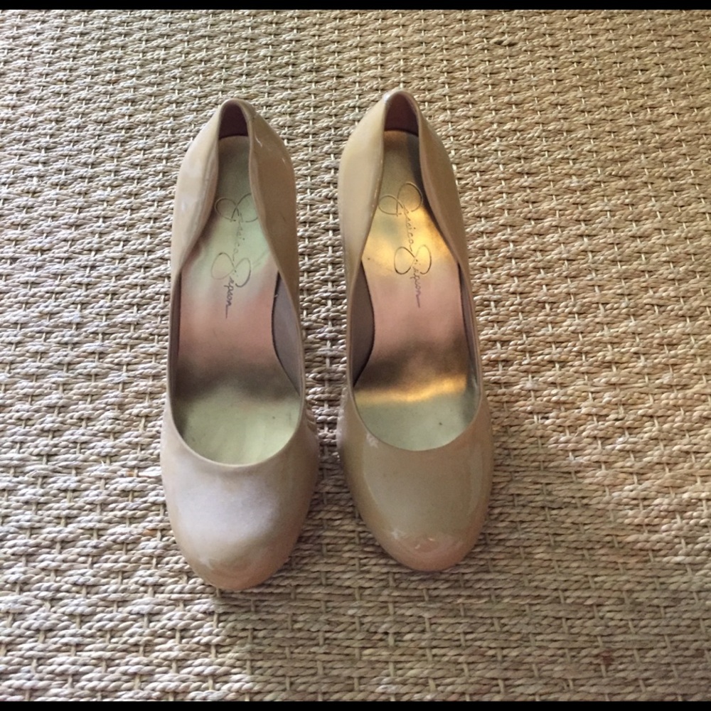 Nude Pumps