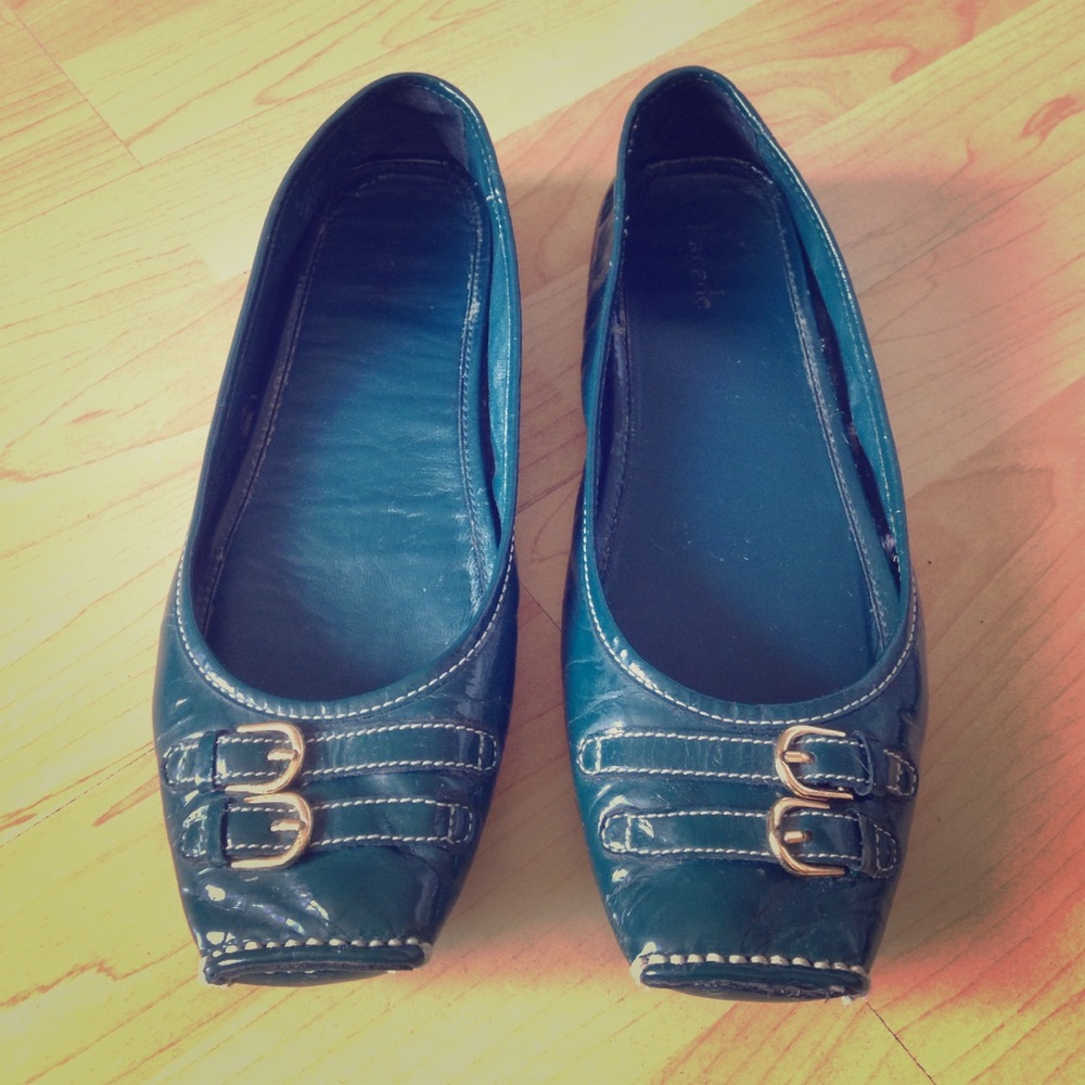 Facade green buckle flats