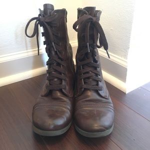 Sz. 8 MOSSIMO combat boots.