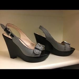 7/05 NineWest Houndstooth PlatformSandals