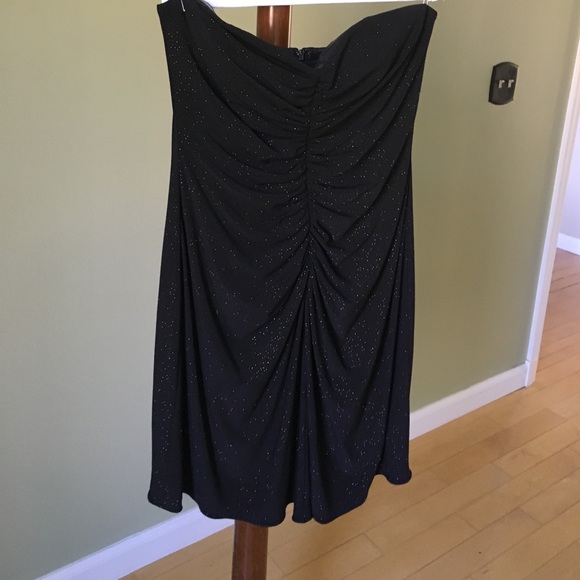 Medium length black dress - Picture 1 of 3