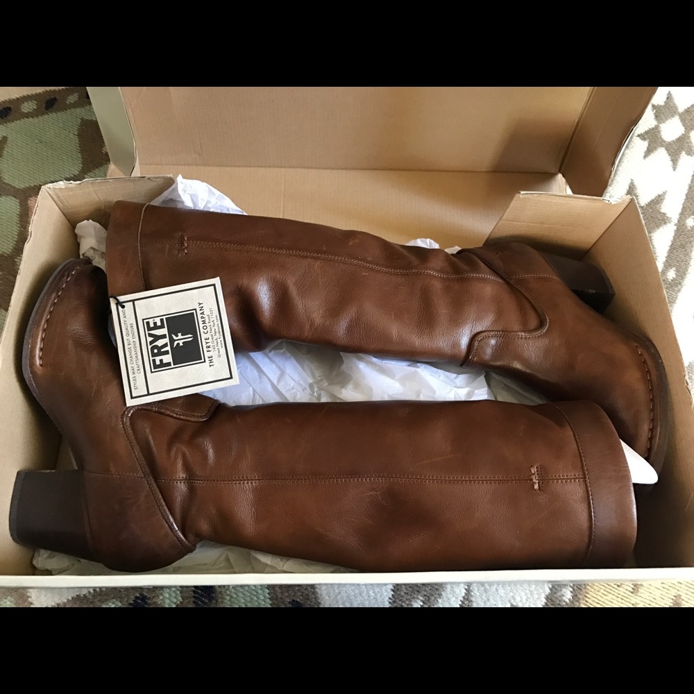 like new----FRYE Rory Scrunch women's heeled boot