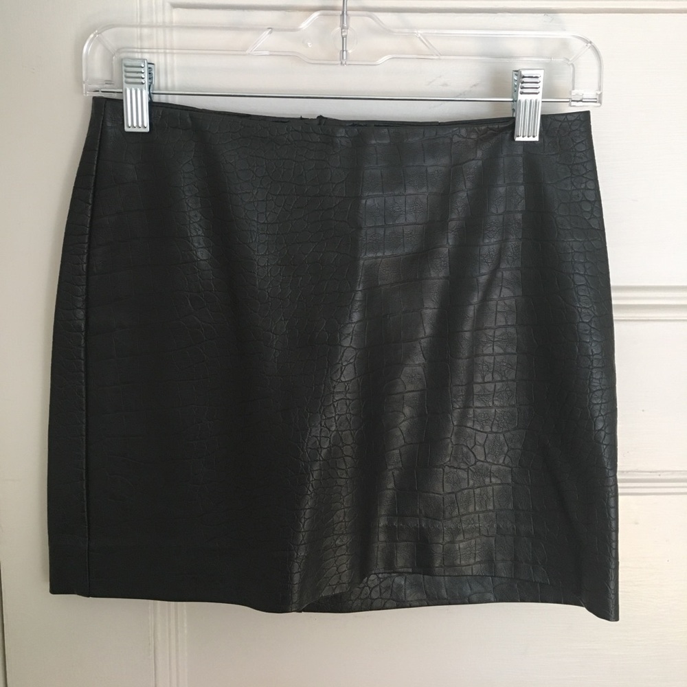 ⭐️NWOT⭐️H&M faux snake black mini skirt