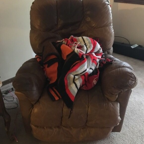 Leather couch and Chair - Picture 4 of 4